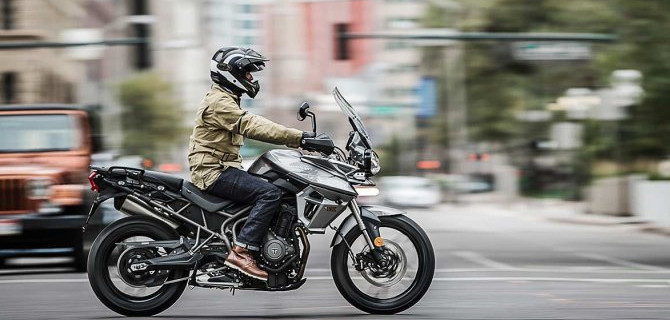 Мотоциклистам «светят» новые штрафы — за лавирование между рядами и параллельную езду