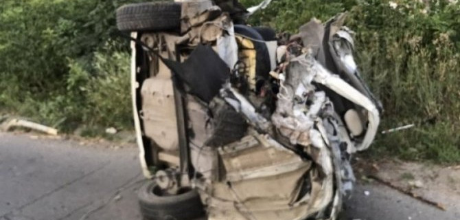 В Саратове иномарка врезалась в столб – водитель погиб