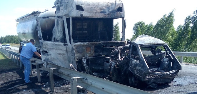 Грузовик и легковушка сгорели в Курганской области — два молодых человека погибли