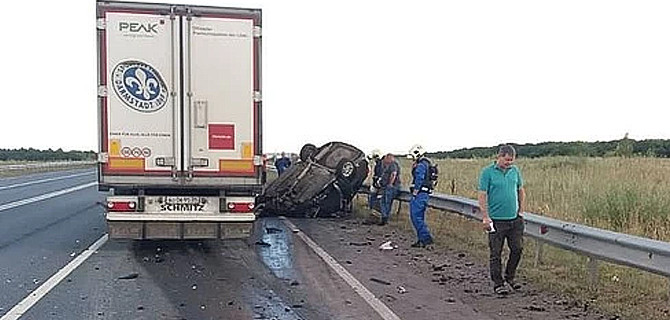 В Самарской области Lada Granta выехала на встречку и попала под фуру — двое погибших