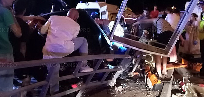 В Волгодонске не удалась гонка на Hyundai Accent, который на большой скорости врезался в рекламный щит — водитель погиб