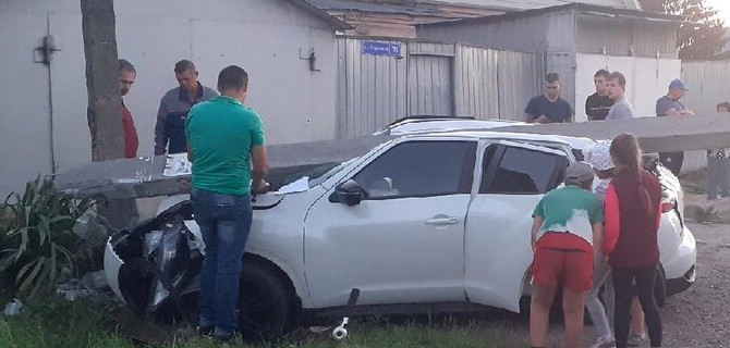 В Туле нетрезвая мать везла в автомобиле своих детей и врезалась в опору ЛЭП