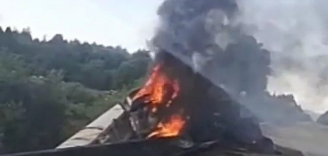 На Сахалине грузовик сгорел, упав в кювет — нетрезвый водитель сумел спастись