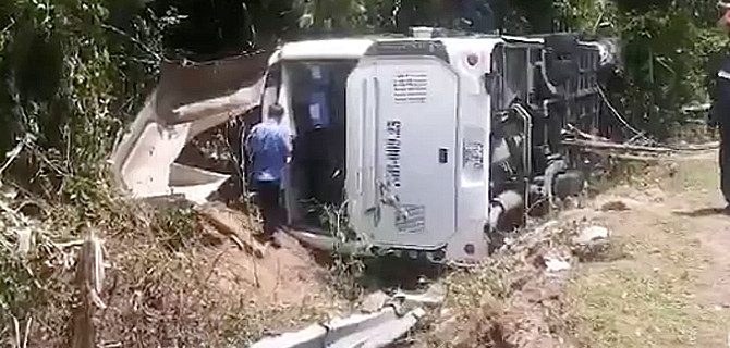 Во Вьетнаме перевернулся автобус с ехавшими на встречу выпускников людьми — 15 погибших