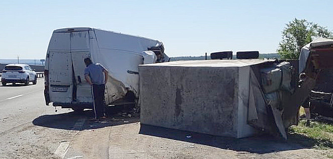 Под Самарой микроавтобус врезался в припаркованный грузовик — двое погибших, включая 9-летнего ребёнка