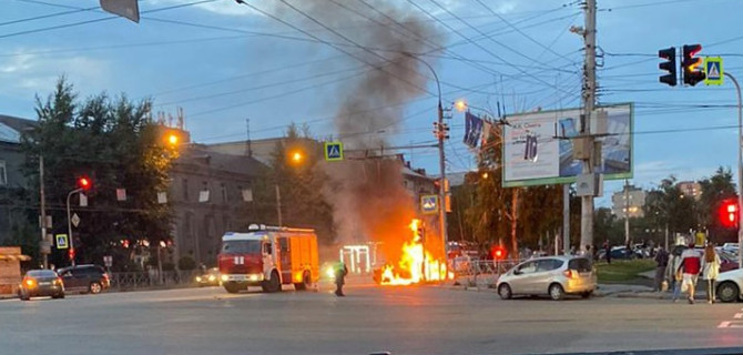 Появилось видео с места ДТП в Новосибирске, где сгорела машина «Яндекс.Такси», а водителя спасли очевидцы