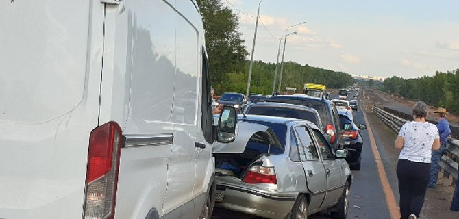 Под Оренбургом произошло массовое ДТП — столкнулись сразу 6 автомобилей