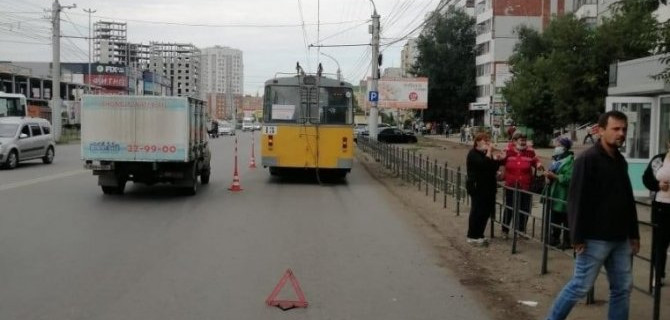 В Омске троллейбус насмерть сбил женщину