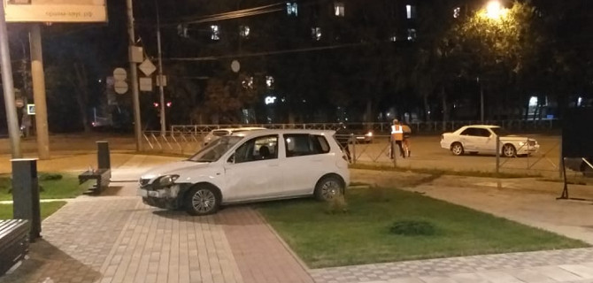 В Новосибирске пьяный водитель пробил ограду сквера и сбил двоих людей