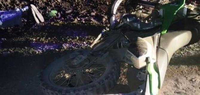 Под Магаданом мотоциклист без прав врезался в грузовик и погиб