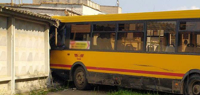 В Ижевске пьяный водитель автобуса протаранил бетонный забор
