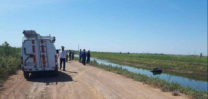 Восемь человек погибли при падении автомобиля в канал в Волгоградской области