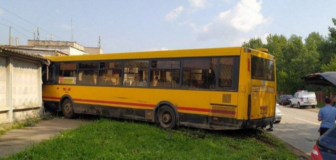 Пьяный водитель врезавшегося в забор автобуса в Ижевске оказывается этот автобус угнал