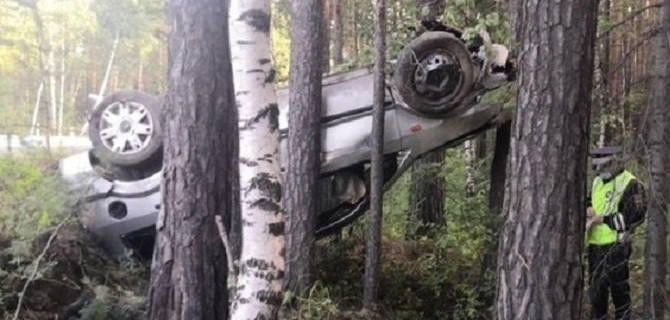 В Свердловской области при опрокидывании машины водитель вылетел из салона и погиб