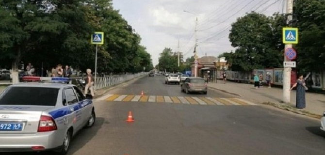 В Новочеркасске мотоциклист сбил пешехода на переходе