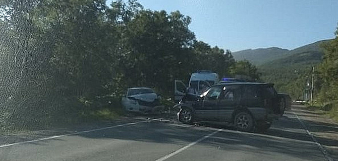 На Сахалине водитель Toyota RAV4 выехал на встречку и врезался в седан, в котором находились несовершеннолетние дети