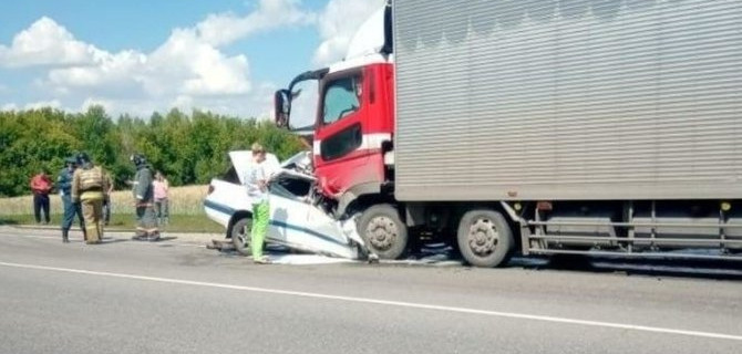 В ДТП с грузовиком на Алтае погибли трое