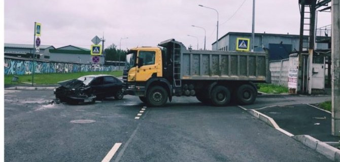  В ДТП на юге Петербурга серьезно пострадал водитель иномарки