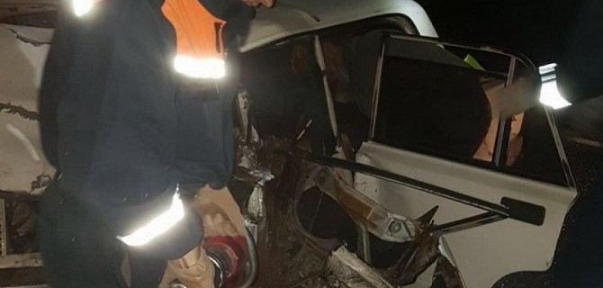 На Камчатке спасателям пришлось извлекать выжившего водителя из сильно покорёженного автомобиля