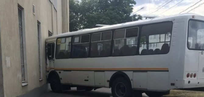 В Воронеже водитель автобуса из-за недомогания решил съехать с дороги и врезался в стену поликлиники