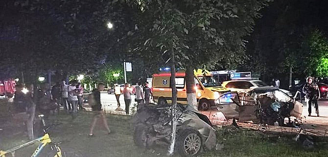 В Томске девушка без стажа вождения чудом выжила после столкновения со столбом и деревом