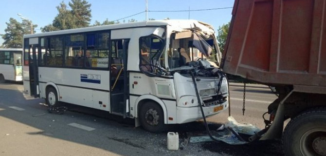 В Тюмени автобус врезался в грузовик и фургон – пострадали четверо