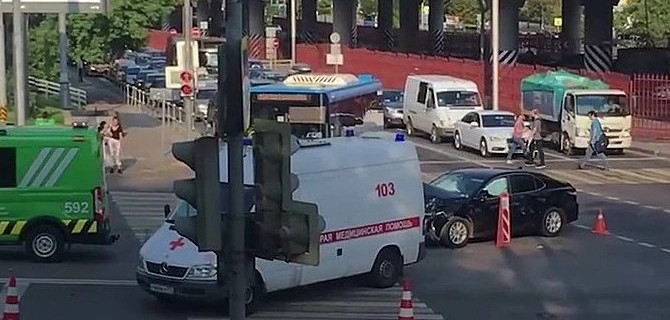 Три человека пострадали в ДТП со «скорой» в Москве