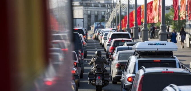 Российским мотоциклистам предложили разрешить езду в междурядье