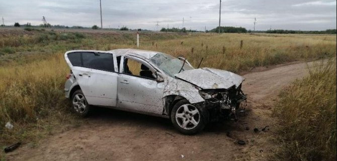 Под Оренбургом иномарка врезалась в знак – пострадали трое