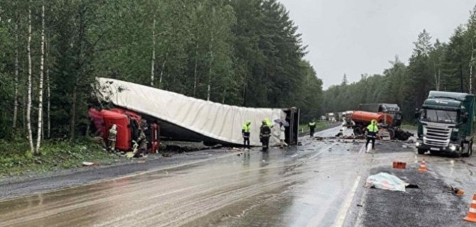 Водитель грузовика погиб в ДТП в Челябинской области