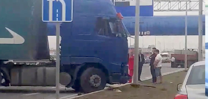 В Тюмени водитель фуры с попутчиком распивали алкоголь: пассажир вылетел сквозь лобовое стекло