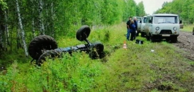 Под Омском при опрокидывании трактора погибли два человека
