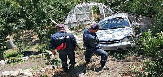 В Крыму со стены высотой более пяти метров сорвался автомобиль — люди выжили