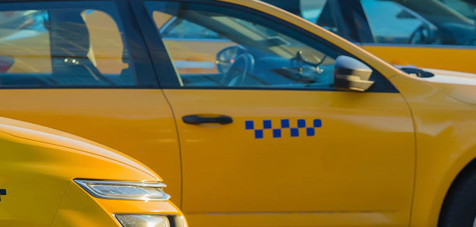 Для того, чтобы работать в такси, придётся регистрироваться на сайте госуслуг