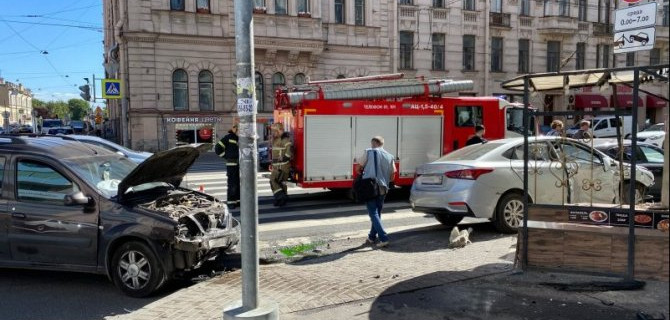 В Петербурге два автомобиля после столкновения врезались в дом и сбили пешехода