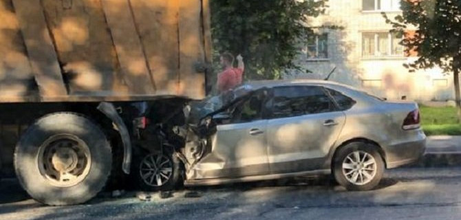 В Петербурге на Седова в ДТП с грузовиком погиб молодой человек