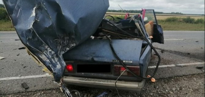 Два человека погибли в ДТП с грузовиком в Омской области