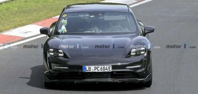 На «Нюрбургринг» выехал новый Porsche Taycan Cross Turismo