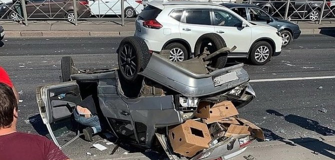 В Петербурге на Славы произошло массовое ДТП с перевертышем