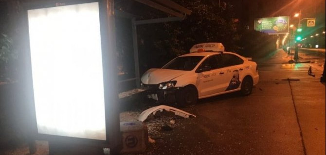 Такси врезалось в остановку на Васильевском острове