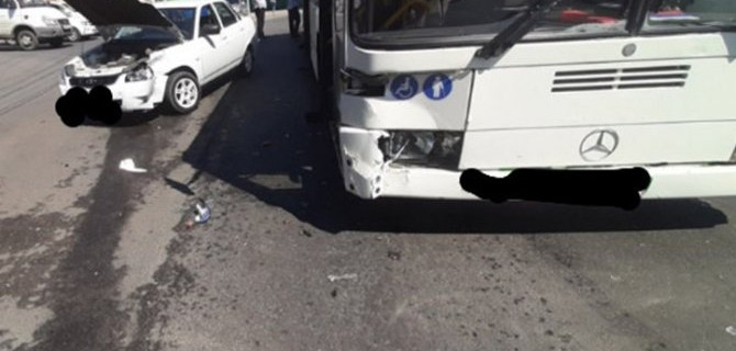 В ДТП с автобусом в Саратове пострадала женщина