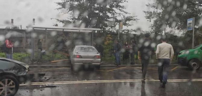 В Петербурге иномарка придавила женщину к остановке