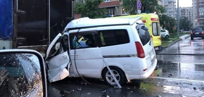 Два человека погибли в ДТП на Дунайском в Петербурге