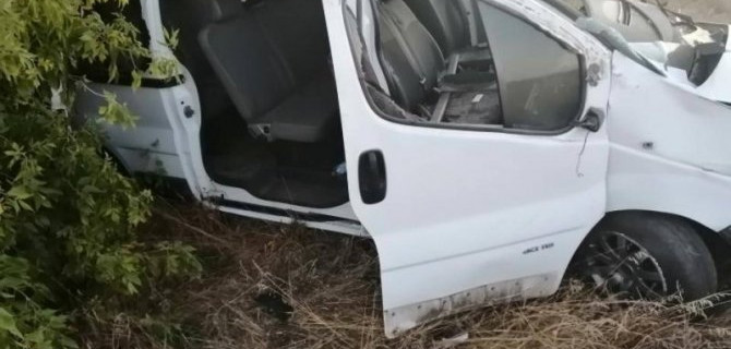 Под Воронежем при опрокидывании микроавтобуса погибли два человека