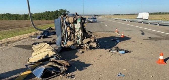 Под Ростовом ВАЗ врезался в столб – погибли двое