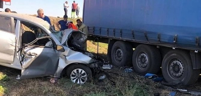Два человека погибли в ДТП с фурой в Воронежской области