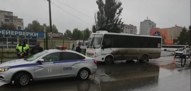 В Омске маршрутка насмерть сбила женщину