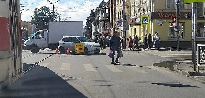 В Самаре автомобиль насмерть сбил женщину на тротуаре