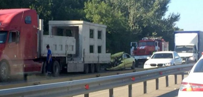 Под Краснодаром легковушка влетела под грузовик – водитель погиб