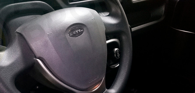 Показан интерьер электромобиля Zetta с рулём от Lada Granta